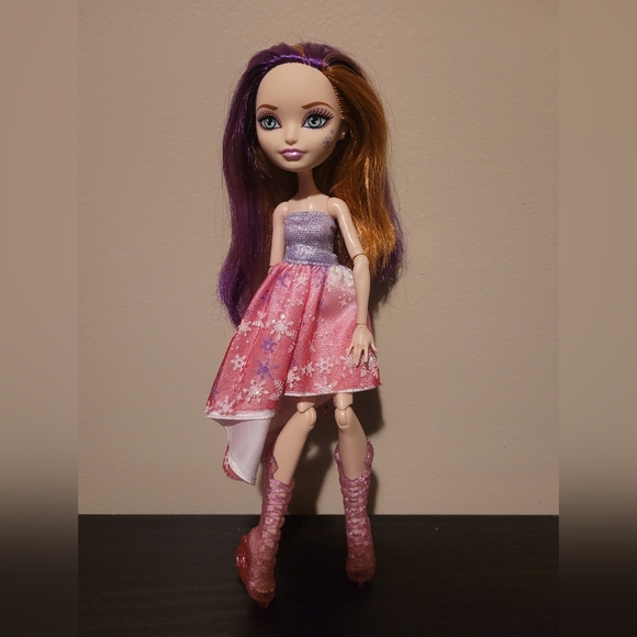 Ever After High Poppy O'Hair Fairest On Ice - Picture 1 of 9